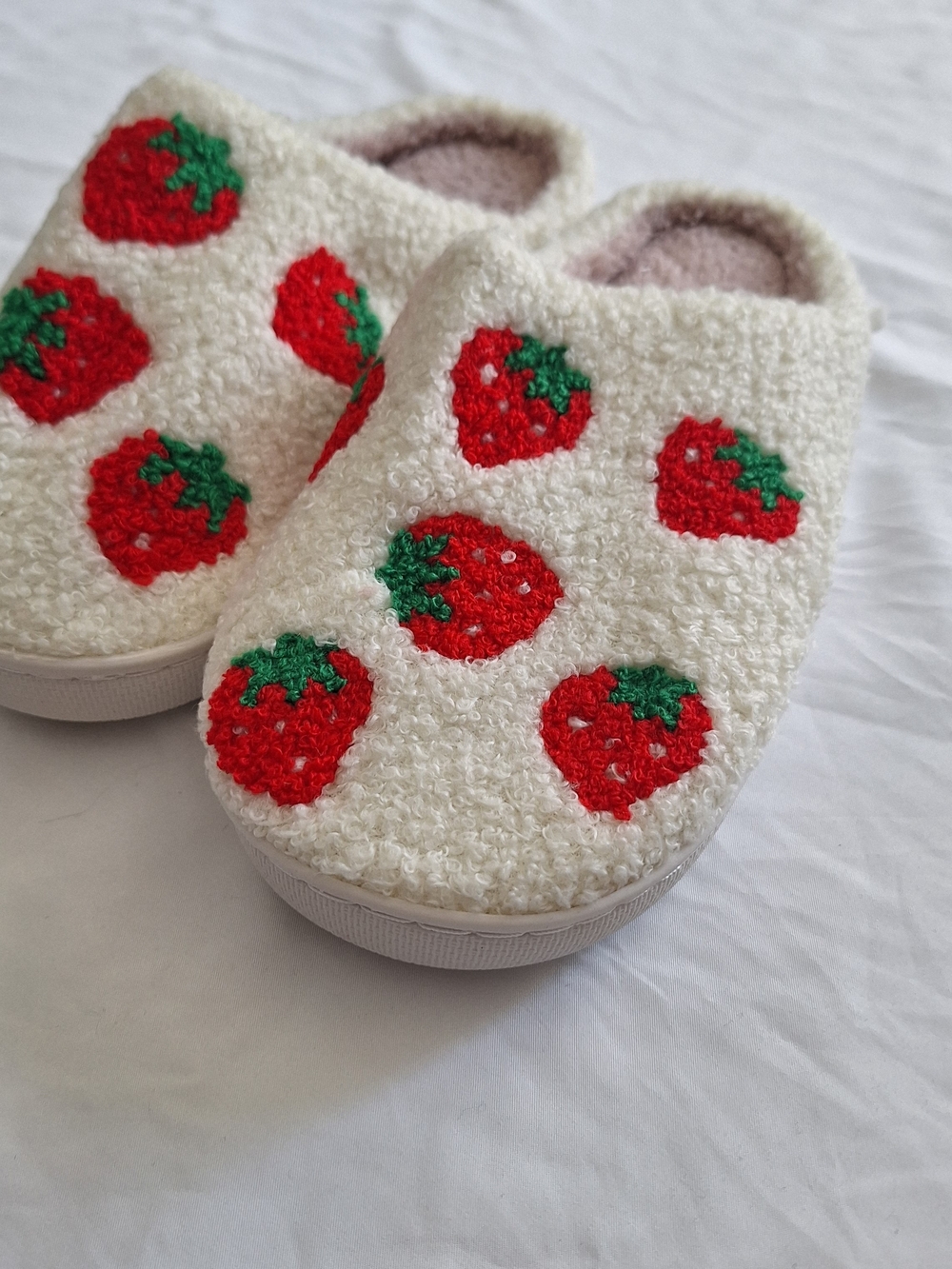 1 PAIR Women's Strawberry Slippers Lightweight Soft Sole House Shoes 7-8